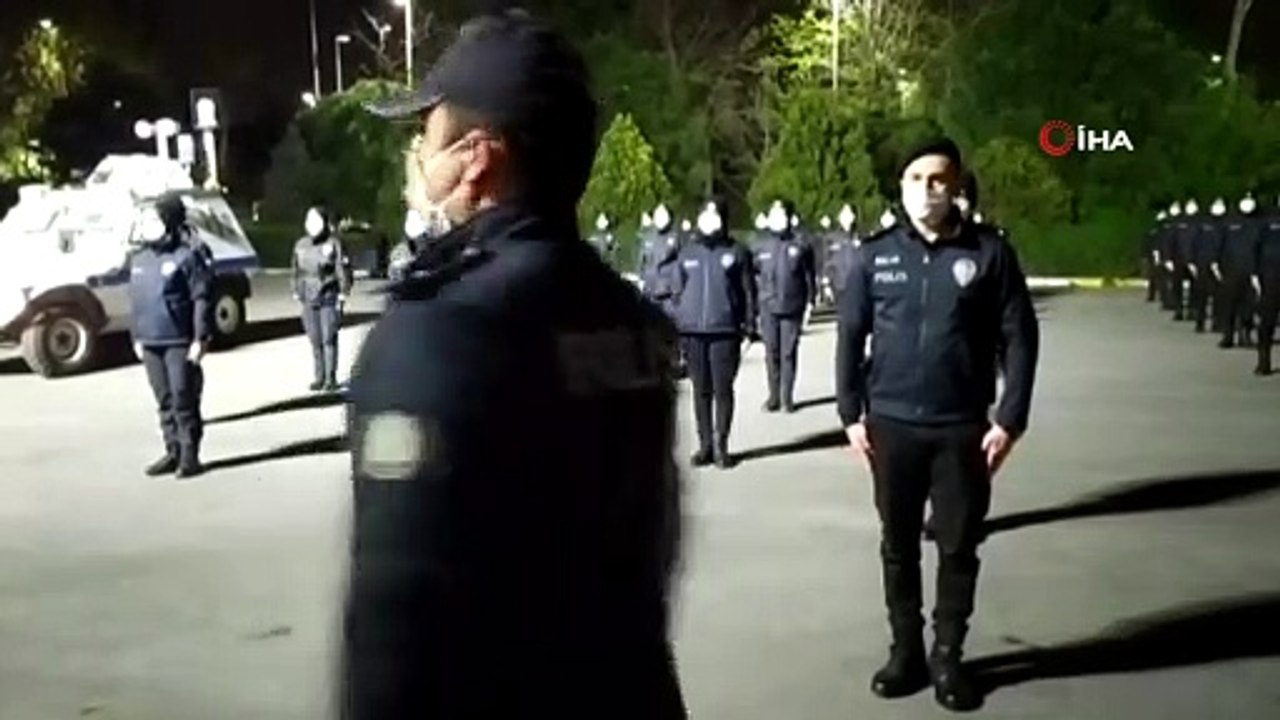 Bayrampaşa Çevik Kuvvet ekipleri 21.00’da İstiklal Marşı okudu