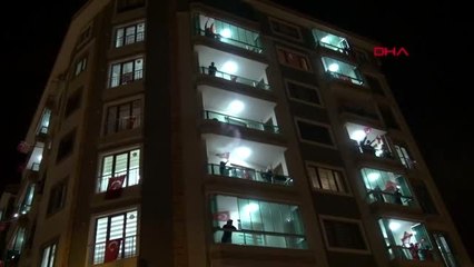 Van'da İstiklal Marşı balkonlardan okundu