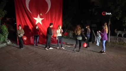 Bodrum'da vatandaşlar balkonlara sığmadı sokaklara taştı