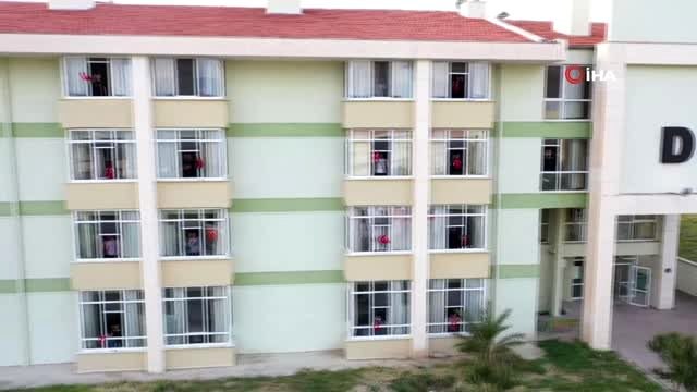 Karantinadaki vatandaşlar İstiklal Marşı'nı pencerelerden okudu