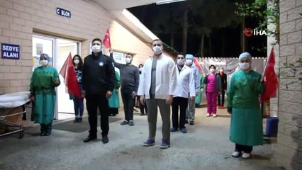 Sağlıkçılar tam kadro İstiklal Marşı'nı okudu