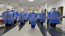 Sağlık çalışanları hastane koridorunda İstiklal Marşı okudu