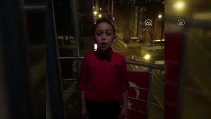 Çocuklar İstiklal Marşı'nı balkonlardan coşkuyla okudu