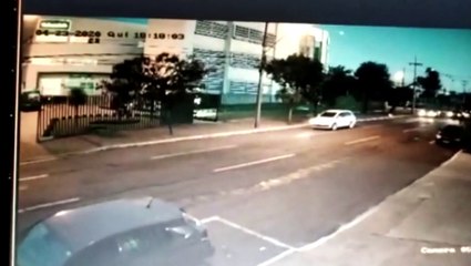 Câmera mostra colisão entre carro e bicicleta na Rua Barão do Cerro Azul