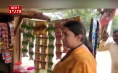 Video: चिप्स खरीदने दुकान पर पहुंचीं स्मृति ईरानी, दुकानदार को दी ऐसी नसीहत