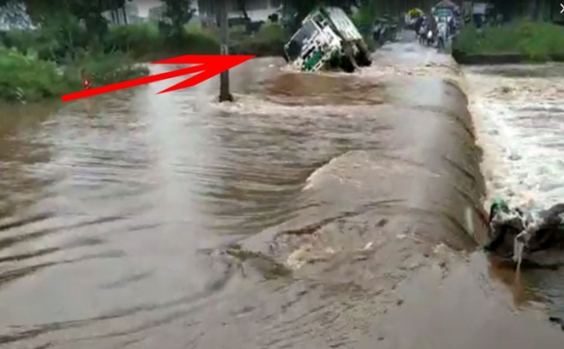 पानी के सैलाब ने आर्मी के ट्रक को लिया आगोश में, 3 जवानों ने तैर कर बचाई अपनी जान, देखें खतरनाक VIDEO