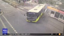 [이 시각 세계] 이스탄불 도심 한복판서 전차·버스 충돌
