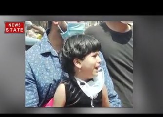 कोरोना की वजह से घर नहीं जा पा रही नर्स मां को देखकर बिलख पड़ी बच्ची, बस दूर से एकटक देखती रही