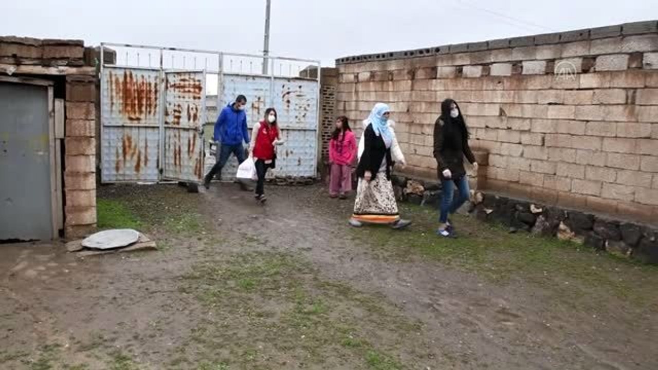 Ağrılı gençler "iftar zamanı" kampanyası ile ihtiyaç sahiplerine gıda yardımı ulaştırıyor