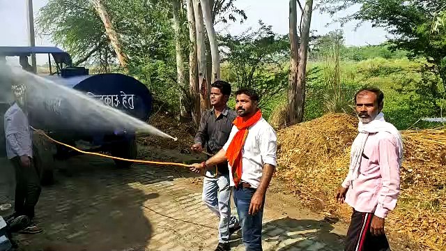 कानपुर: जिला पंचायत प्रतिनिधि द्वारा गांव में किया गया सैनिटाइजर का छिड़काव