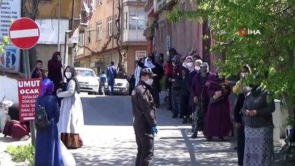 Uzun kuyruğun oluştuğu Kızılay’ın yardımı sosyal mesafe denetimi ile yapıldı