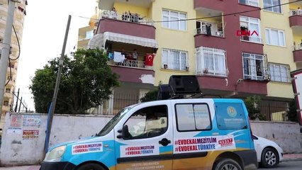 Evde kalan vatandaşlara müzikli moral desteği