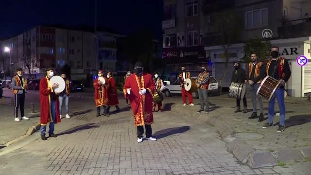 İstanbul'da ramazan davulcuları maske takarak mesaiye başladı