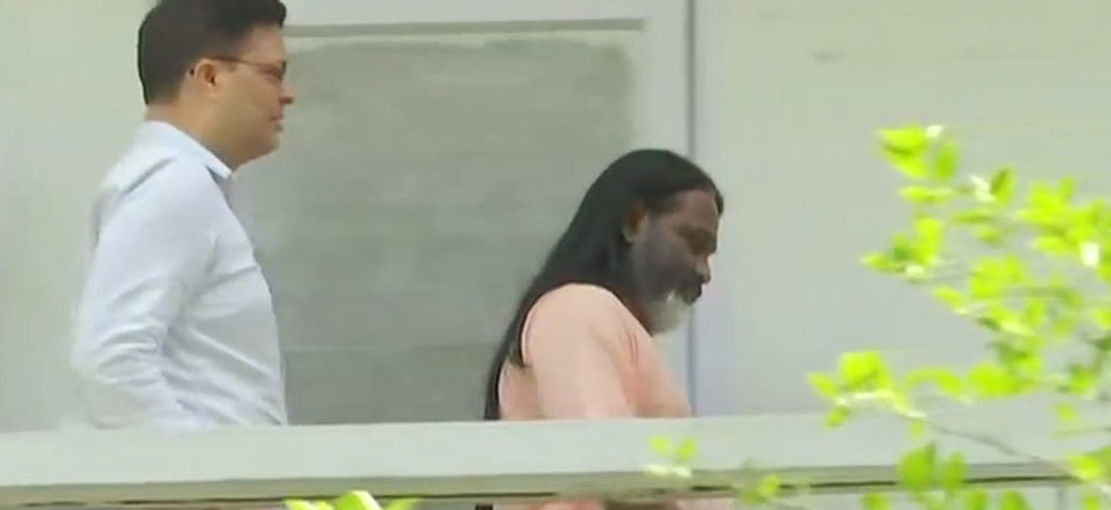 रेप के आरोपी दाती महाराज दिल्ली क्राइम ब्रांच ऑफिस पहुंचे