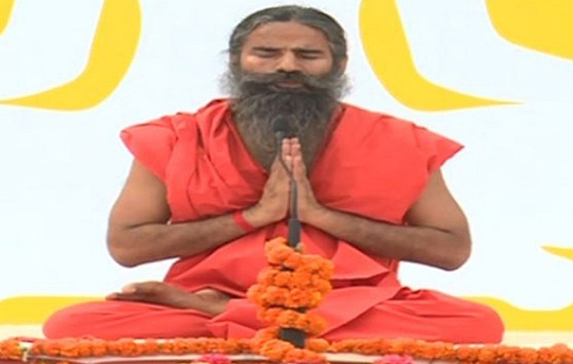 रामदेव ने तिहाड़ जेल में कैदियों के साथ किया योग