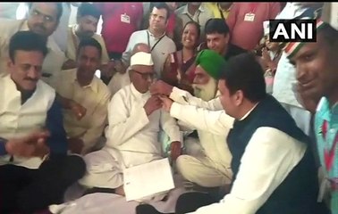 अन्ना ने तोड़ा अनशन, CM देवेंद्र फडणवीस ने पिलाया जूस