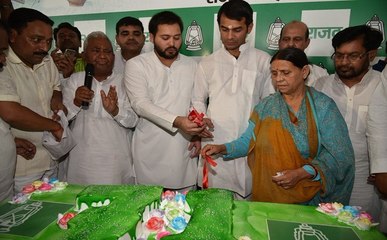 लालू यादव के परिवार ने कुछ यूं मनाया उनका 71वां जन्मदिन