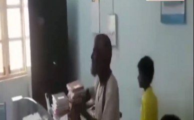 पेंशन नहीं मिलने पर तहसीलदार के सामने सांप लेकर पहुंचा शख्स