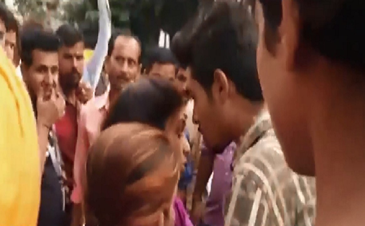 Ujjain : प्रेमी जोड़े को लेकर हंगामा, बीच सड़क...