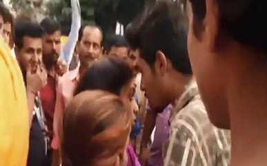 Ujjain : प्रेमी जोड़े को लेकर हंगामा, बीच सड़क पर युवक की बेरहमी से पिटाई