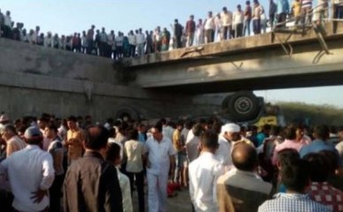 गुजरात: नाले में पलटा ट्रक, 26 से ज्यादा लोगों की मौत