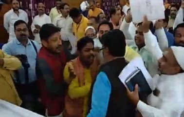 मेरठ: नगर निगम के अंदर पार्षदों के बीच जमकर हंगामा
