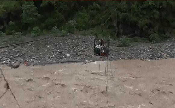 Haldwani : जान जोखिम में डालकर बच्चे स्कूल जाने के लिए मजबूर, देखिए VIDEO