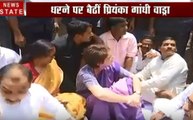 Uttar Pradesh : धरने पर बैठी प्रियंका गांधी, सोनभद्र नरसंहार पीड़ितों से मिलने से रोका गया, देखें वीडियो