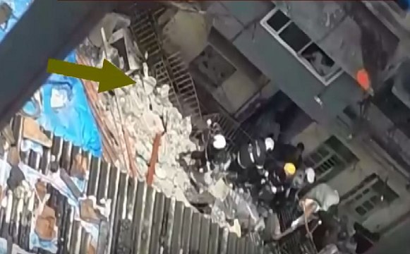 Breaking : मुंबई के डोंगरी इलाके में इमारत गिरी, 40 से 50 लोगों के फंसे होने की आशंका