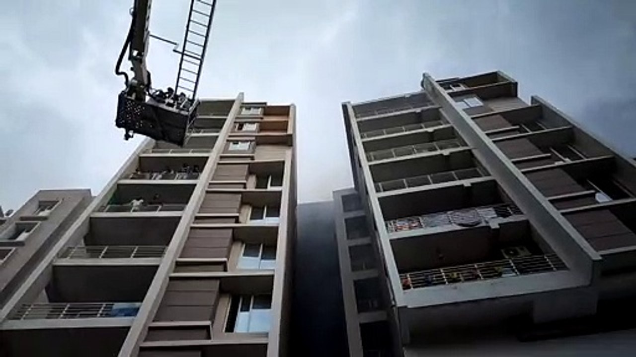 बिल्डिंग में लगी आग,मची भगदड़,करीब 300 परिवार फंसे,देखें वीडियो