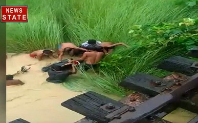 Bihar : भारी बारिश बनी आफत, बाइक समेत युवक गिरा नदी में