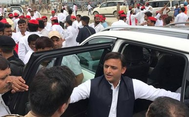 उन्नाव: पूर्व सीएम अखिलेश यादव को पुलिस ने हिरासत में लिया