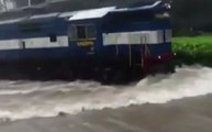 मुंबई में भारी बारिश के कारण थमी लोकल ट्रेन की रफ्तार