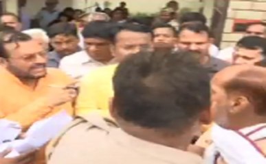 वाराणसी में मंत्री सुरेश खन्ना के साथ की गई बदसलूकी