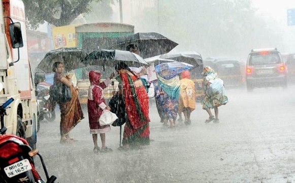 बारिश से बेहाल हुई मुंबई, पानी में डूबी गाड़ियां