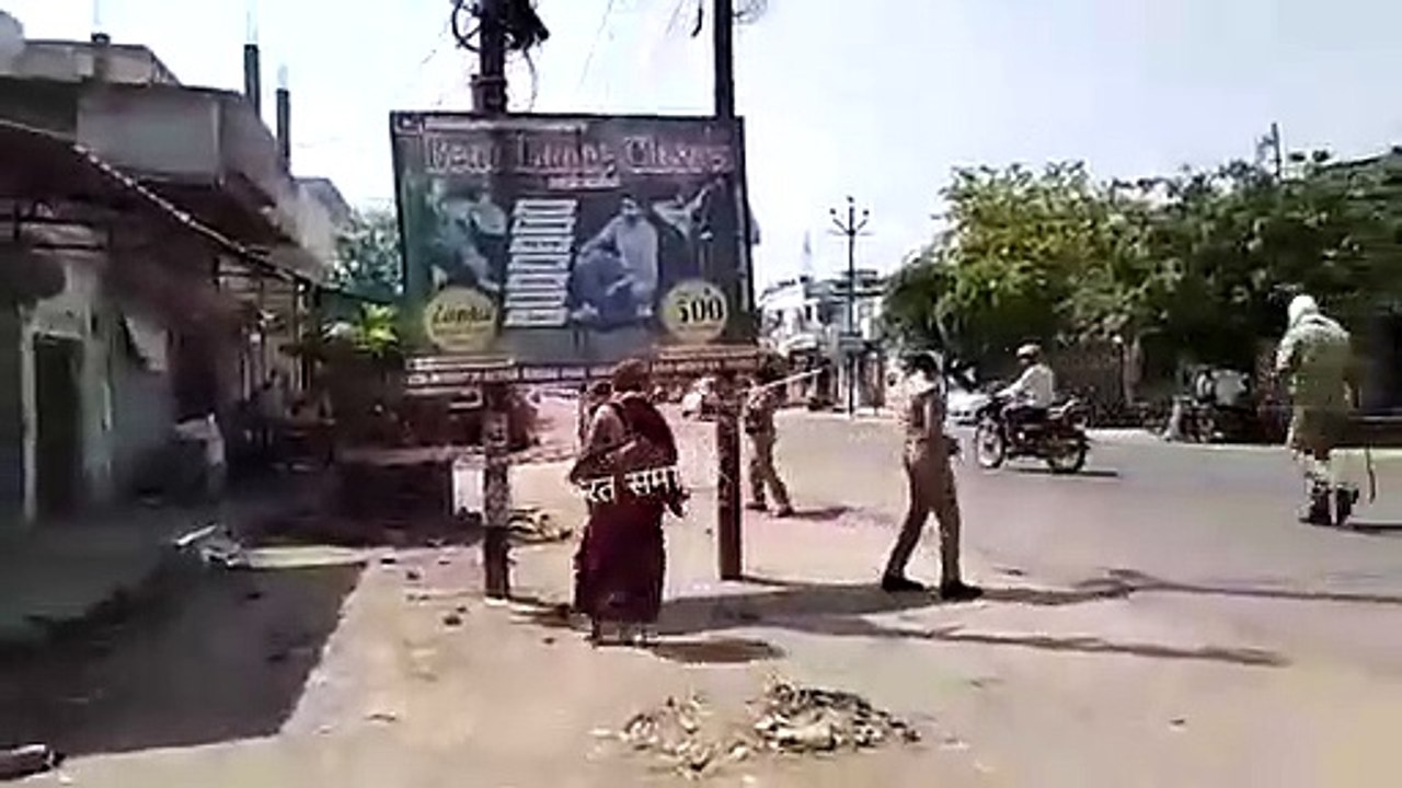 हरदोई: लॉकडाउन के नियमों को तोड बेवजह बाहर निकल...