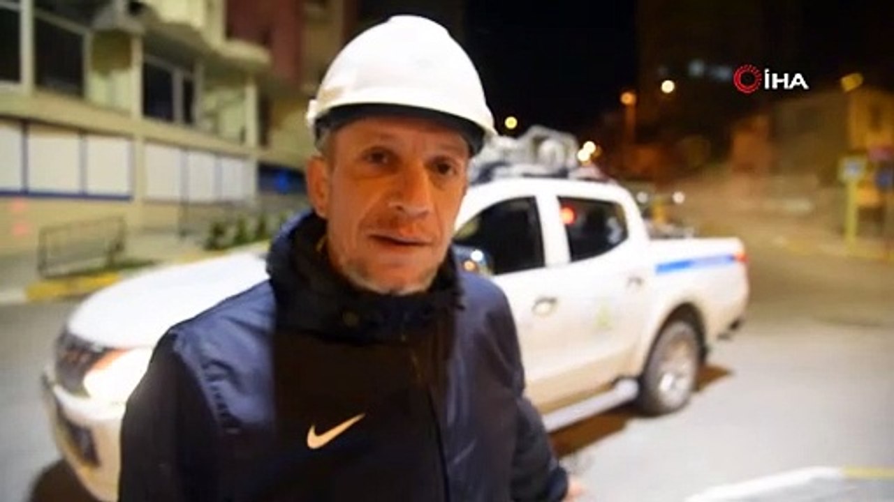 Hem sokakları dezenfekte ediyor hem de vatandaşları sahura uyandırıyor