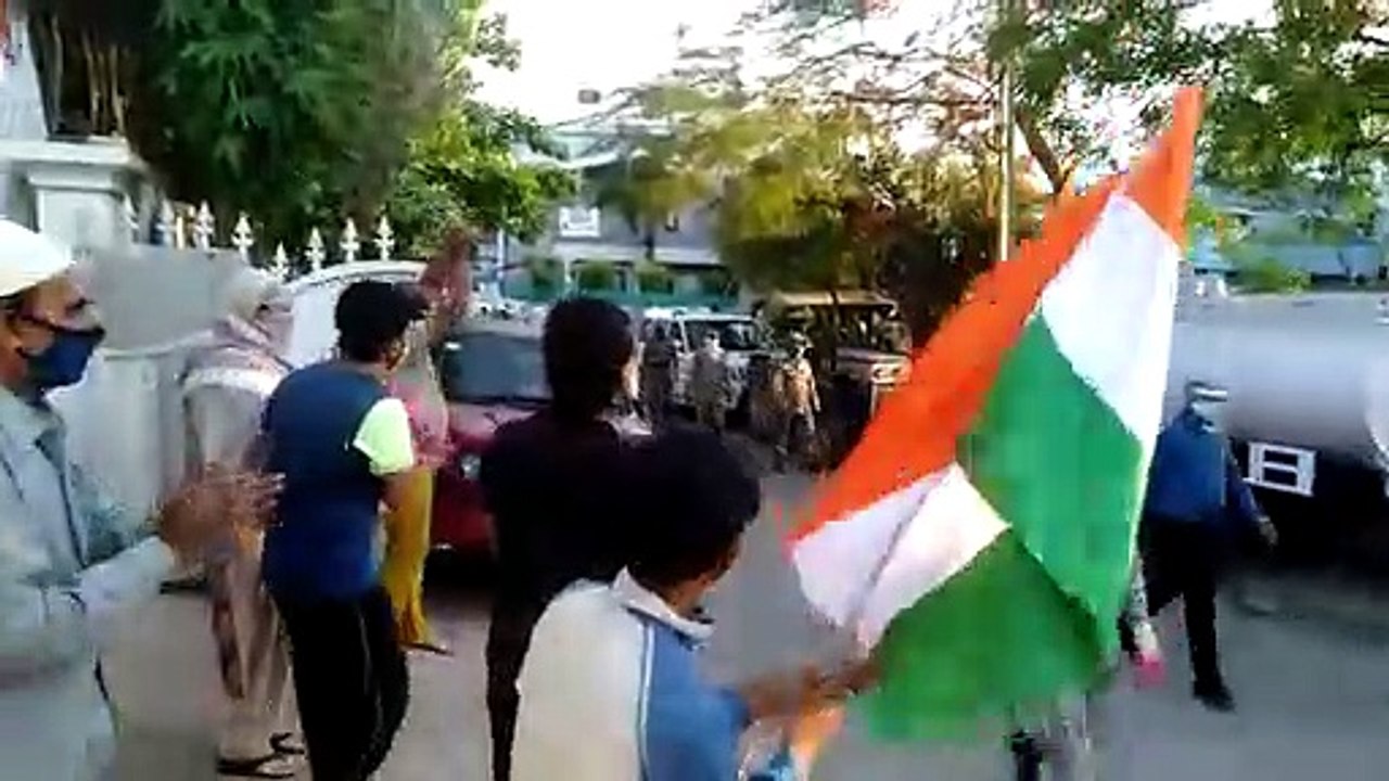 Update- खजराना टीआई संतोष यादव अस्पताल में, नए टीआई का स्वागत कर रहे थे लोग