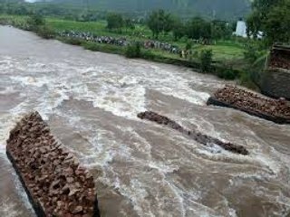 पुणे में नदी में गिरा युवक लहरों के बीच फंसा