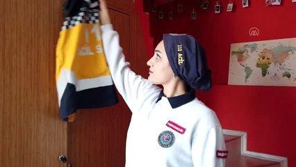 Paramedik kardeşler "omuz omuza" koronavirüsle mücadele ediyor