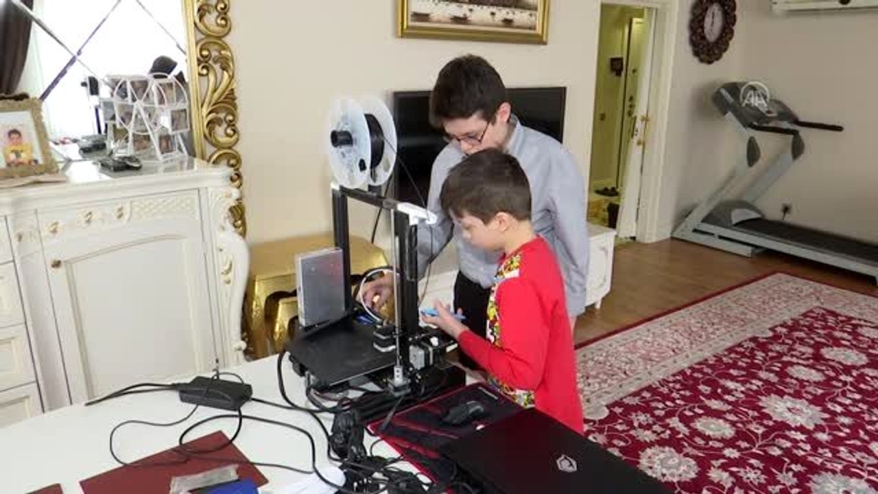 İlköğretim öğrencisi iki kardeş, sağlık çalışanları için evlerinde yüz siperi üretiyor