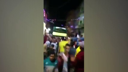 اسكندرانية يطوفون بمجسم للكعبة.. ومغردون: العمرة السنة دى فى إسكندرية