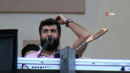 Site sakinlerine balkondan konser verdi