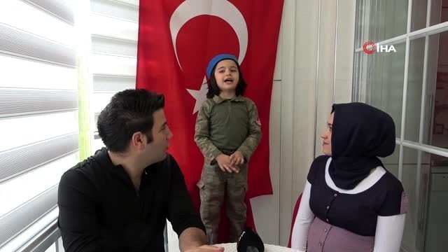 4 yaşındaki çocuk, okuma yazma öğrenmeden İstiklal Marşını ezberledi