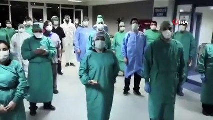 Korona virüs kliniği çalışanları Türkiye genelinde okunan İstiklal Marşı'na hastaneden katıldı