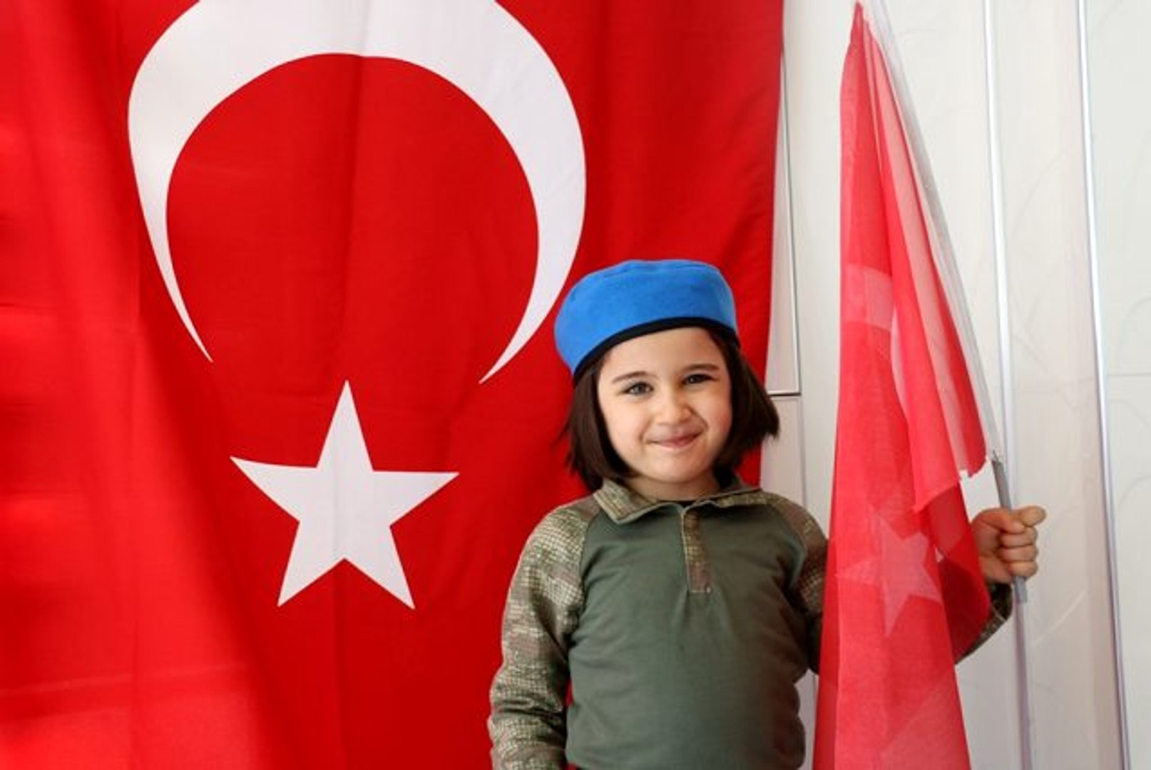 Okuma yazma bilmeyen 4 yaşındaki Sena İstiklal Marşı'nı ezbere okuyor -  Dailymotion Video