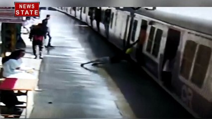 Mumbai: लोकल ट्रेन में जानलेवा स्टंट, सिर्फ एक किक के लिए जान हाथेली पर