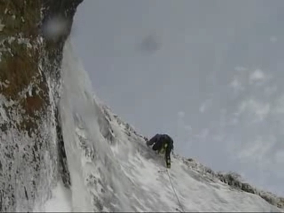 cascade de glace, l'ours dans le val d'enfer