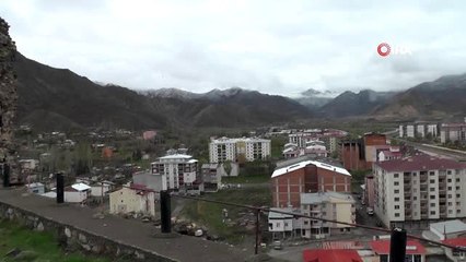 Oltu'da yüksek kesimlere kar yağdı