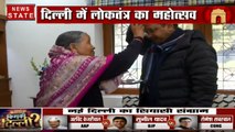 Delhi Election 2020: वोटिंग से पहले दिल्ली के CM अरविंद केजरीवाल ने लिया माता- पिता का आशीर्वाद